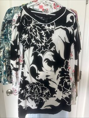 White House Black Market Black and White Floral Print Long Sleeve Top